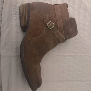 Born booties in great condition. Worn maybe once
